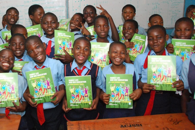 Students Receive FLHE Handbook